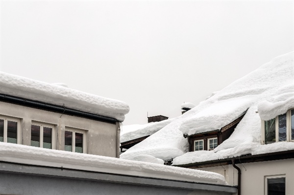 How Snow and Ice Impact Roof Lifespan in Minnesota Winters